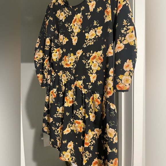 Zara dress with shorts underneath and asymmetrical cut! - Picture 6 of 7